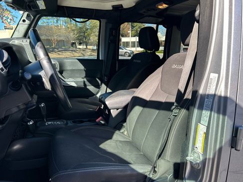 Used 2016 Jeep Wrangler Unlimited Sahara w/ Connectivity Group image 12