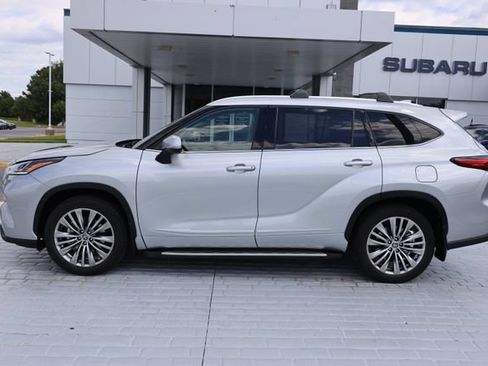 Used 2022 Toyota Highlander Platinum FWD image 2