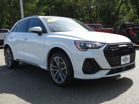Used 2022 Audi Q3 2.0T Premium w/ Black Optic Sport Package image 4