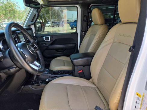 Used 2018 Jeep Wrangler Unlimited Sahara AWD/4WD image 17