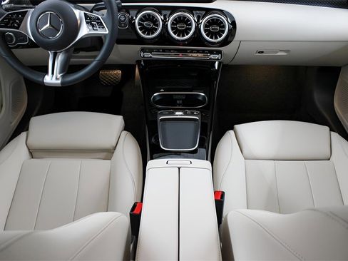 Used 2025 Mercedes-Benz CLA 250 image 11