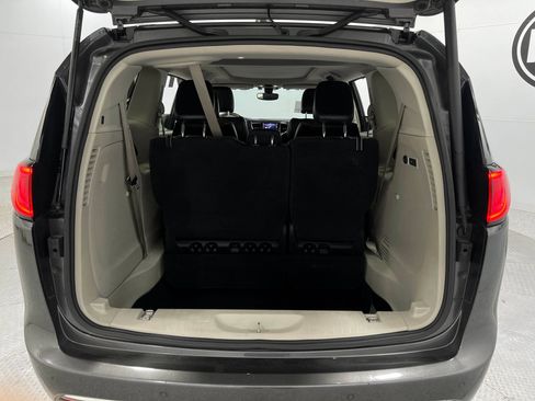 Used 2020 Chrysler Pacifica Limited FWD image 25