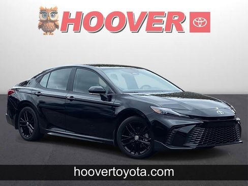 Used 2025 Toyota Camry SE image 1