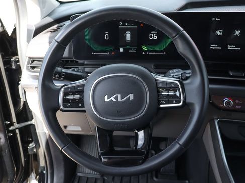 Used 2025 Kia Carnival image 22