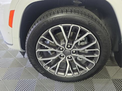 Used 2023 Jeep Grand Cherokee L Summit AWD/4WD image 10