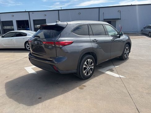 Used 2021 Toyota Highlander XLE image 5