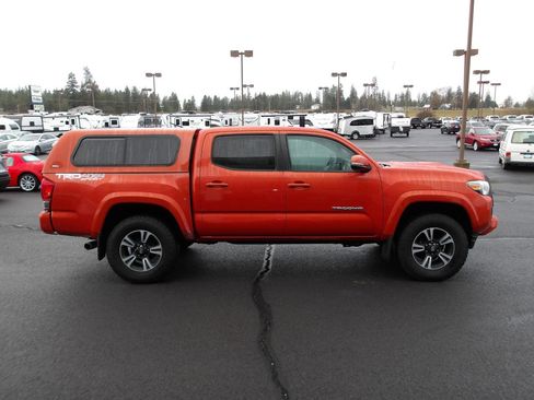 Used 2017 Toyota Tacoma TRD Sport image 6