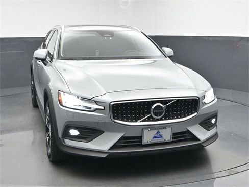 Used 2024 Volvo V60 B5 Cross Country Plus image 2