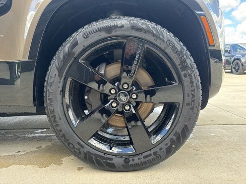 New 2024 Land Rover Defender 130 X-Dynamic SE image 19