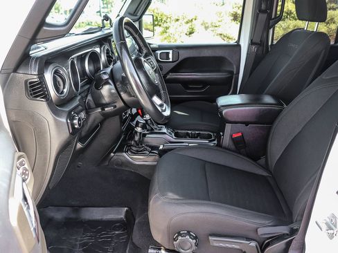 Used 2018 Jeep Wrangler Unlimited Sahara AWD/4WD image 22