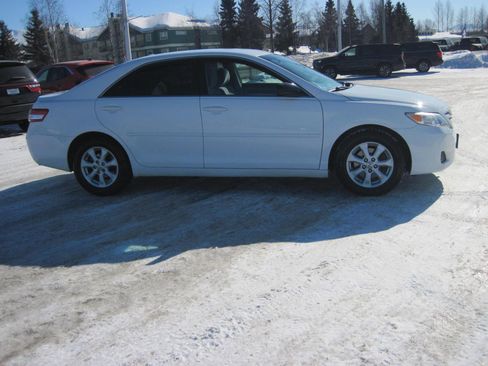 Used 2011 Toyota Camry LE w/ LE Extra-Value Pkg image 3