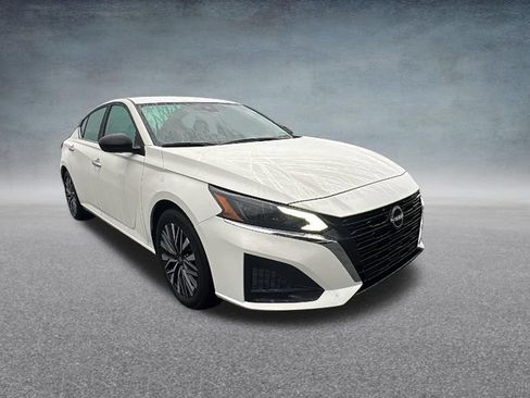 Used 2025 Nissan Altima 2.5 SV FWD image 3