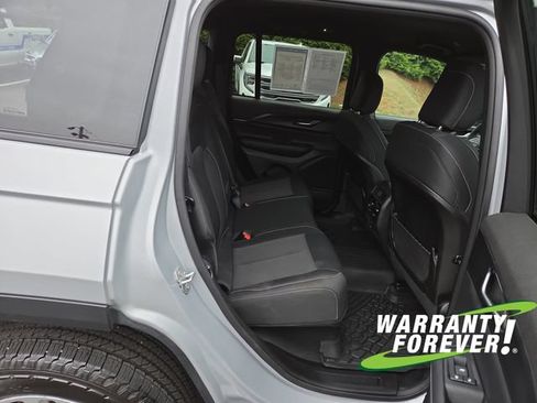 Used 2024 Jeep Grand Cherokee Laredo w/ Luxury Tech Group I AWD/4WD image 16