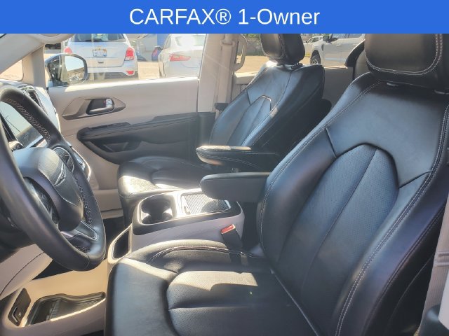 Used 2024 Chrysler Pacifica Touring-L FWD image 8