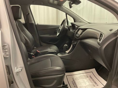 Used 2020 Chevrolet Trax LT w/ LT Convenience Package image 29