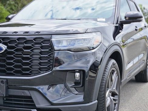 Used 2025 Ford Explorer ST-Line w/ ST-Line Street Pack AWD/4WD image 9