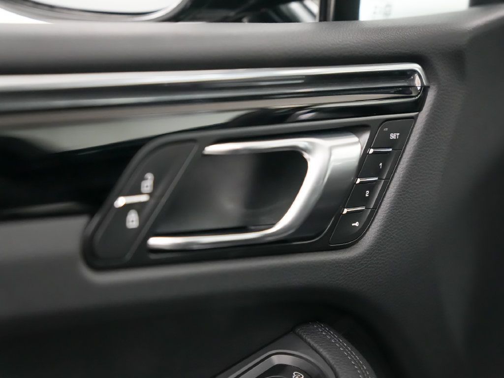 Used 2026 Porsche Macan AWD/4WD image 22