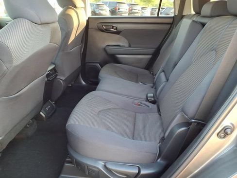 Used 2023 Toyota Highlander L FWD image 7