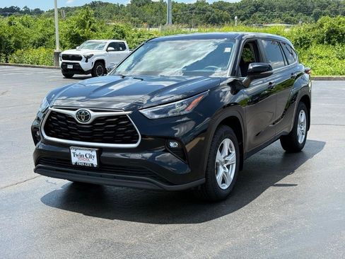 Used 2023 Toyota Highlander LE FWD image 9