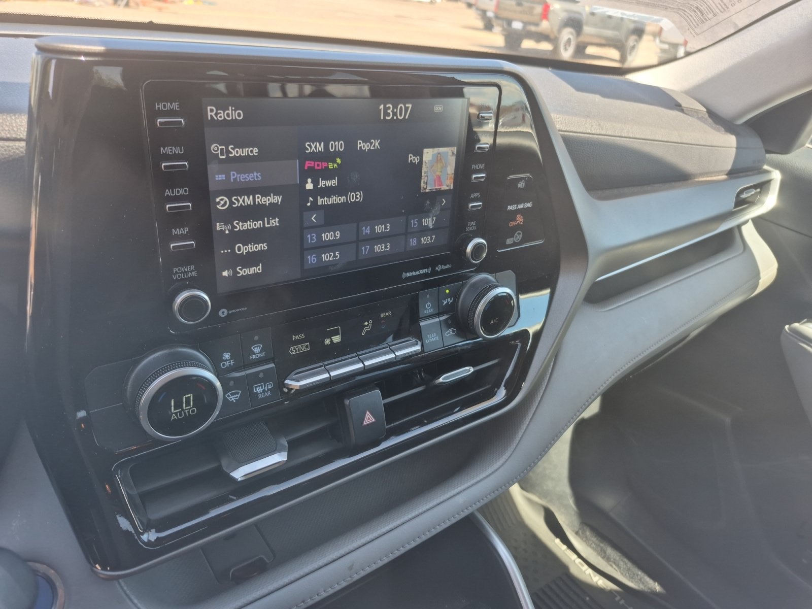 Used 2021 Toyota Highlander LE AWD/4WD image 11