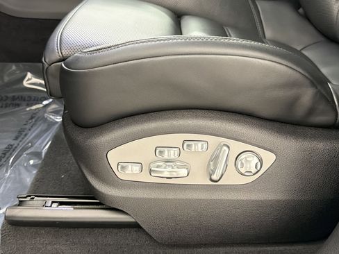 Used 2025 Porsche Macan image 13