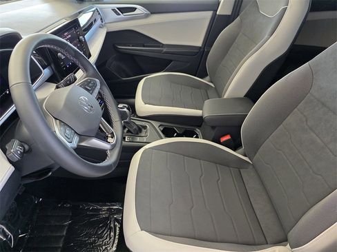 New 2025 Volkswagen Taos SE image 9