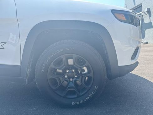 Certified 2022 Jeep Cherokee Latitude w/ Sun & Sound Group AWD/4WD image 12