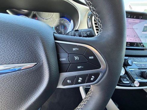 Used 2024 Chrysler Pacifica Touring-L FWD image 23