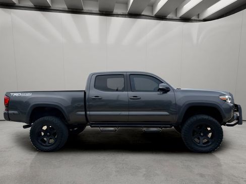 Used 2019 Toyota Tacoma TRD Off-Road w/ Technology Package AWD/4WD image 6