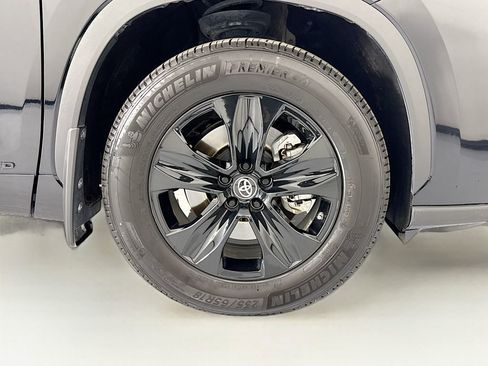 Used 2025 Toyota Highlander XLE image 32