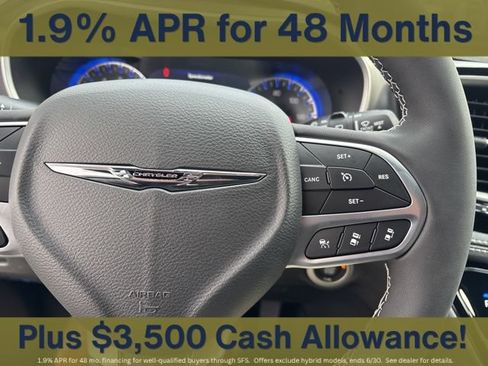 New 2026 Chrysler Pacifica Select AWD/4WD image 13