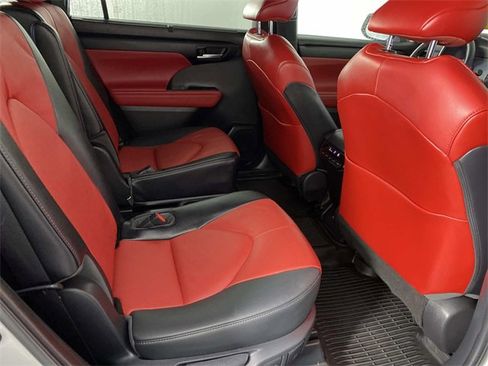 Used 2023 Toyota Highlander XSE image 11