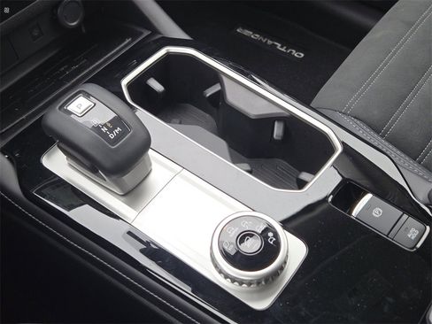 Used 2025 Mitsubishi Outlander SE image 15