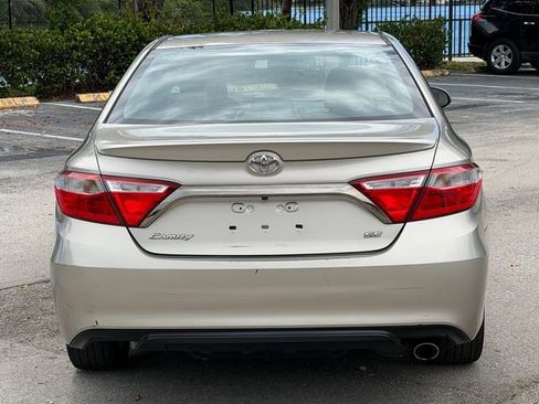Used 2015 Toyota Camry SE w/ Moonroof Package FWD image 3