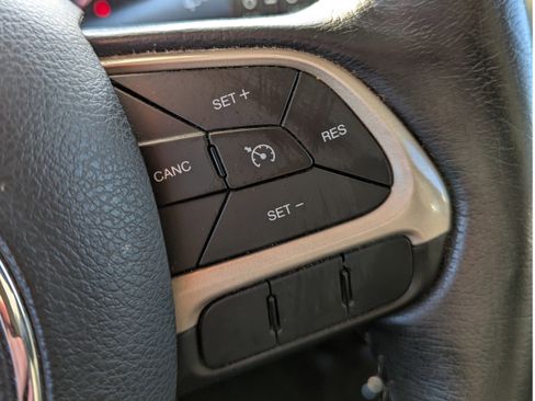 Used 2017 Jeep Renegade Latitude w/ Cold Weather Group image 12