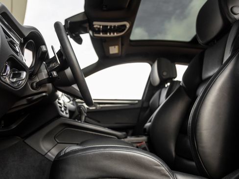 Certified 2025 Porsche Macan AWD/4WD image 24