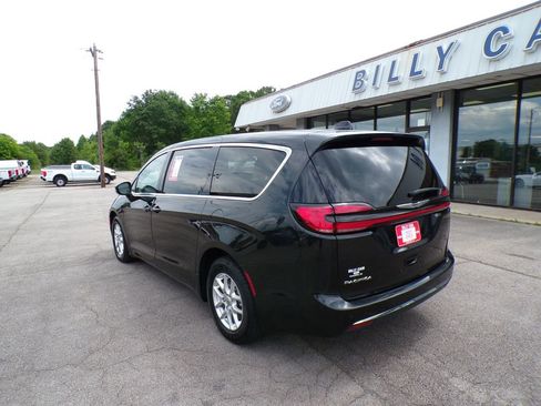 Used 2023 Chrysler Pacifica Touring-L FWD image 5