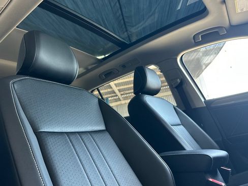 Used 2023 Volkswagen Tiguan SE w/ Panoramic Sunroof Package FWD image 18
