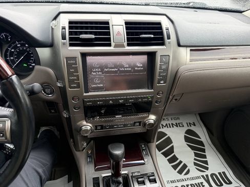 Used 2017 Lexus GX 460 Luxury w/ Preferred Accessory Package AWD/4WD image 22