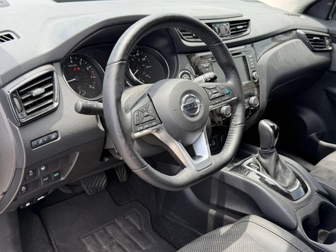Used 2021 Nissan Rogue Sport SV w/ Technology Package FWD image 4