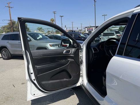 Used 2020 Jeep Grand Cherokee Laredo w/ Laredo X Package RWD image 5