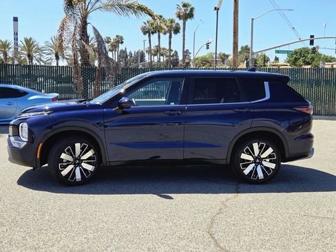 Used 2025 Mitsubishi Outlander SE image 12