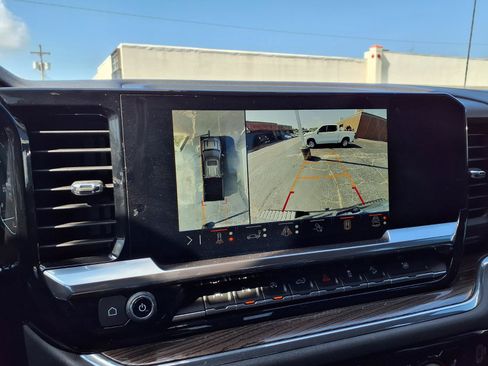 Used 2024 Chevrolet Silverado 1500 LT Trail Boss w/ LT Trail Boss Premium Package AWD/4WD image 5