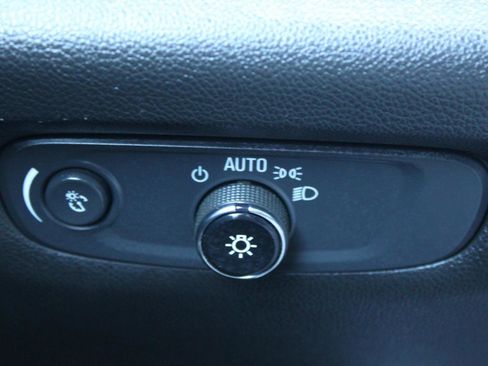 Used 2022 Chevrolet Traverse LT image 25