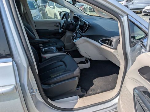 Used 2024 Chrysler Pacifica Touring-L FWD image 10