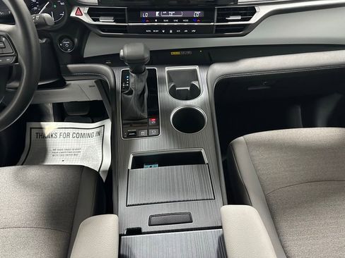 Used 2025 Toyota Sienna LE image 39