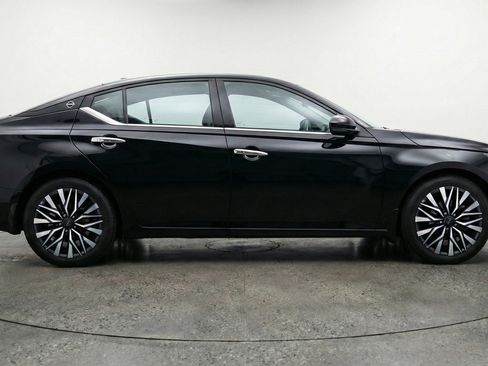 Used 2025 Nissan Altima 2.5 SV image 11