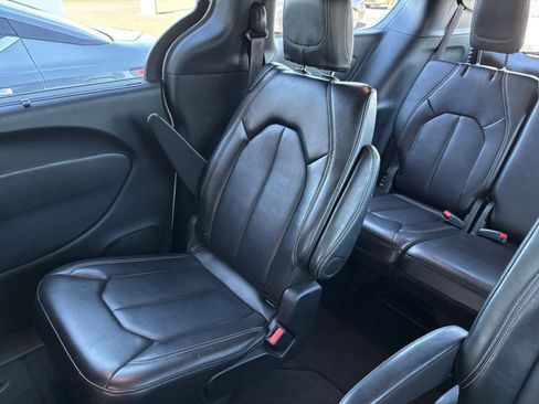Used 2025 Chrysler Pacifica Select image 41