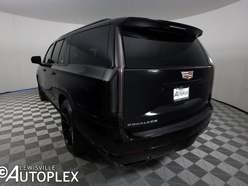 Used 2025 Cadillac Escalade ESV Sport w/ Touring Package image 21