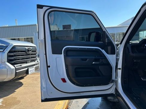 Used 2022 Land Rover Defender 90 V8 AWD/4WD image 22